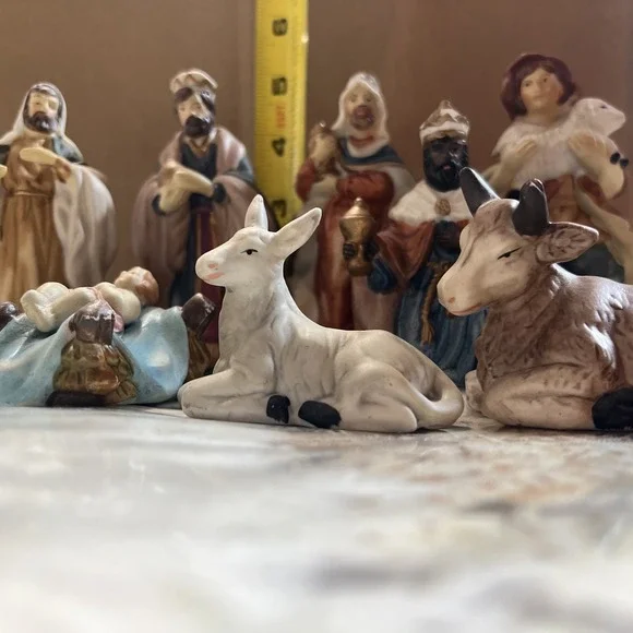 Vintage 8-Piece Hand Painted Porcelain Partial Nativity Set - Picture 7 of 8
